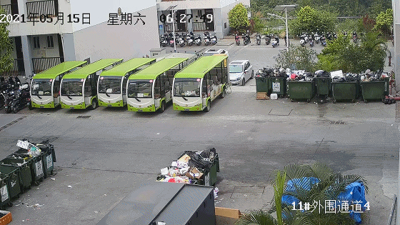 惊险!电动摆渡车突发自燃 火焰瞬间吞噬周围车辆