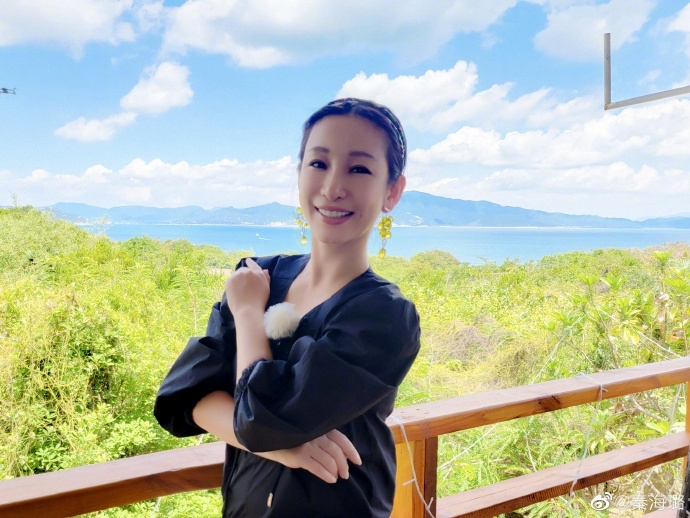 秦海璐晒与老公互拍照 俩人拍照风格迥异对比鲜明