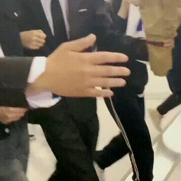 笑CRY！张彬彬回应被保安架着双臂护送说了什么？