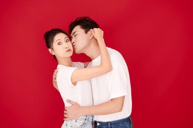 喜提个媳妇儿！王彦霖艾佳妮宣布结婚 官宣时间是艾佳妮生日