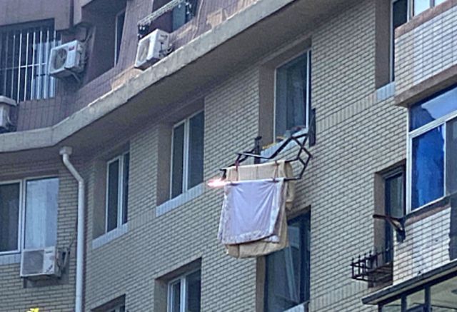 悲剧！女子晾晒被子从五楼坠落身亡，到底发生了什么？