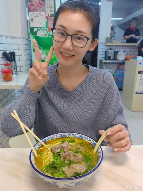 齁甜!郑恺苗苗庆祝结婚一周年 互晒对方吃牛肉拉面的照片