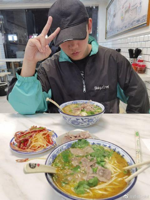 齁甜！郑恺苗苗庆祝结婚一周年 互晒对方吃牛肉拉面的照片