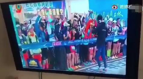 【二次伤害】马拉松事故次日 电视台重播开幕式遭网友痛骂