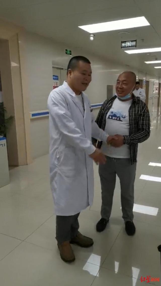 岳云鹏医院分鹏!四川一医生被误认成岳云鹏 太神似了