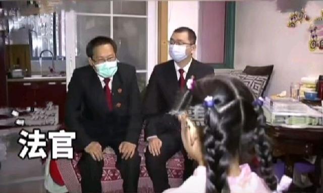 不配做母亲!上海7岁女孩遭母亲虐待向法官求救 家务全包没睡过床