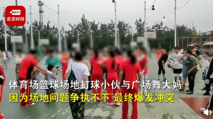 广场舞大妈与小孩争篮球场起冲突，警方已介入