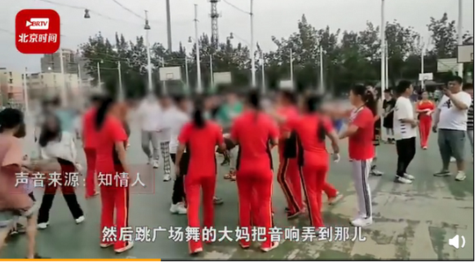 广场舞大妈与小孩争篮球场起冲突，警方已介入