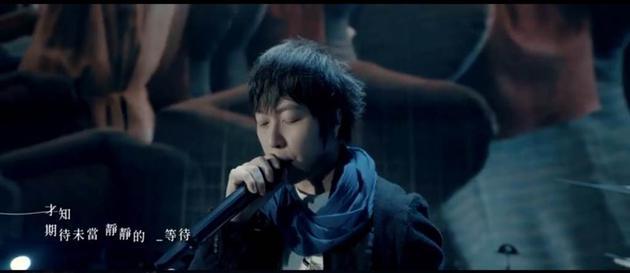 五月天线上演唱会周年MV释出 为抗疫医护打气