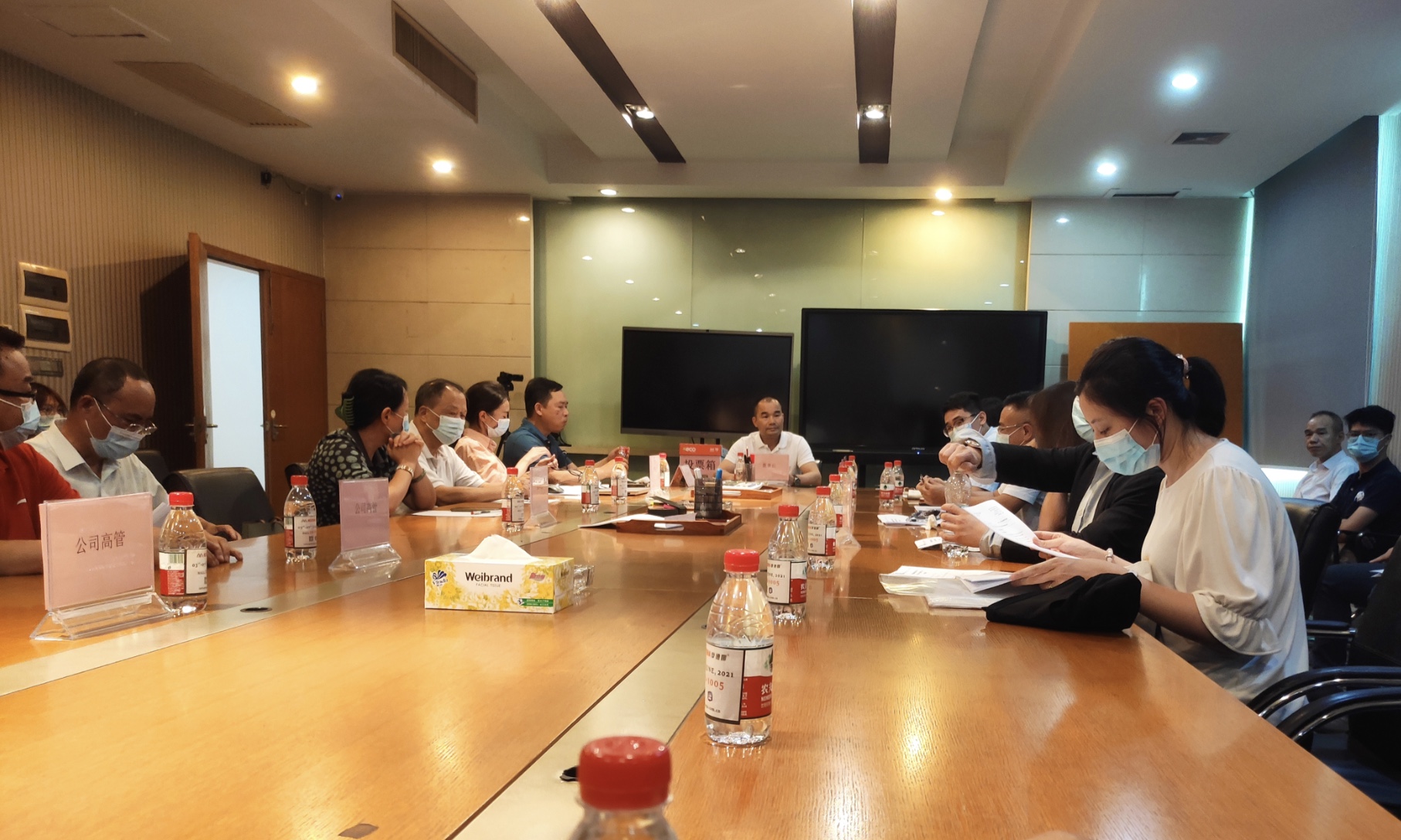 股东会拍桌、对呛、抗议，摩德娜上演控制权之争
