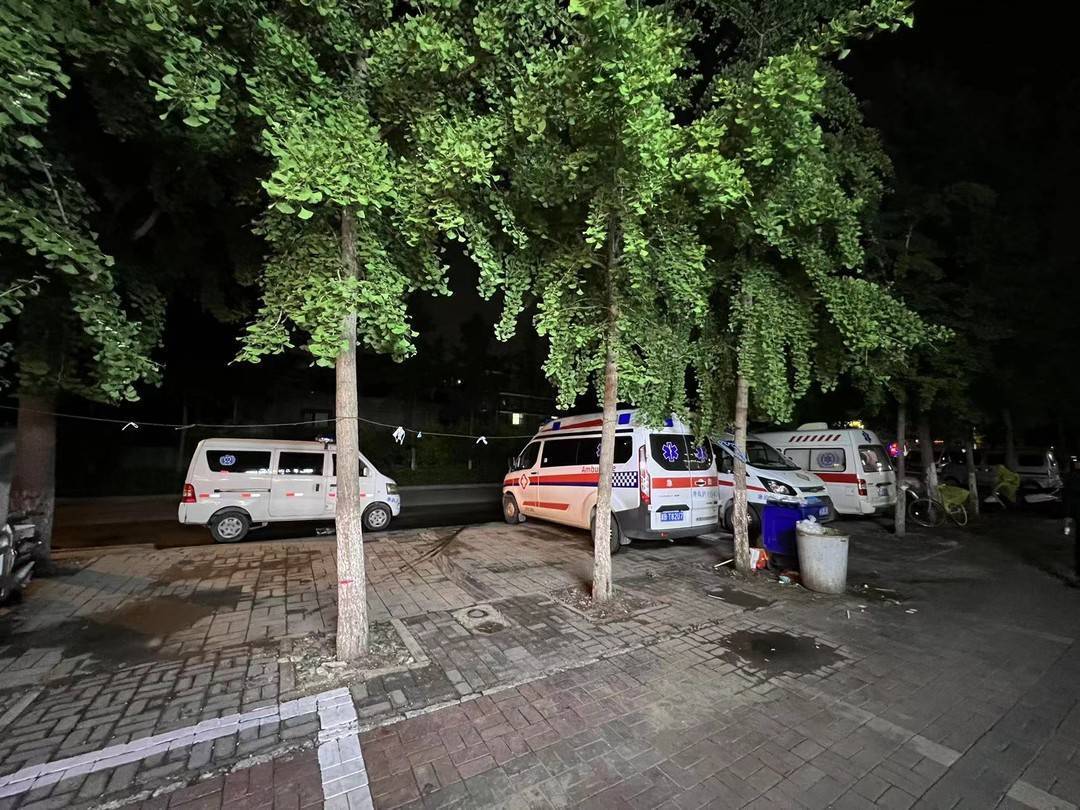 事发烧烤店附近仍停放多辆救护车