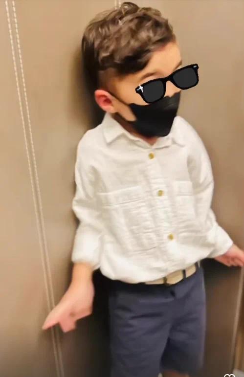 昆凌生三胎后首晒外出照 全素颜宛如妙龄少女