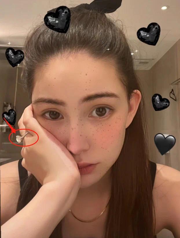 昆凌生三胎后首晒外出照 全素颜宛如妙龄少女