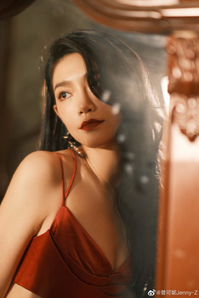曾可妮穿吊带长裙婀娜性感 好似一支红玫瑰