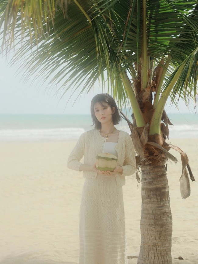 乔欣海边夏日大片好治愈 对镜甜笑清新明媚