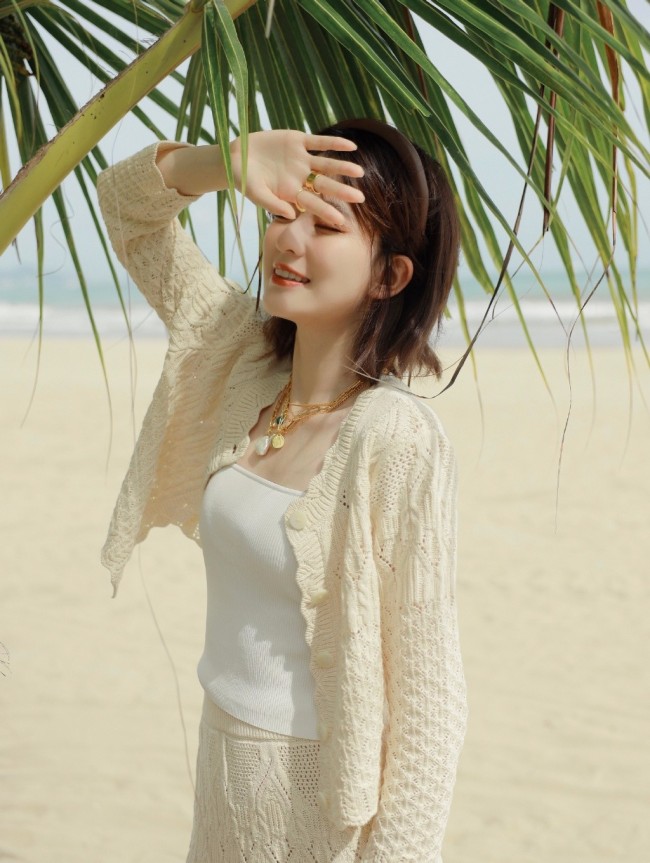 乔欣海边夏日大片好治愈 对镜甜笑清新明媚