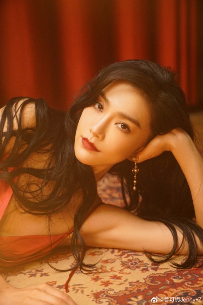 曾可妮穿吊带长裙婀娜性感 好似一支红玫瑰