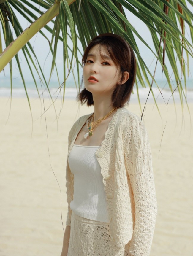 乔欣海边夏日大片好治愈 对镜甜笑清新明媚