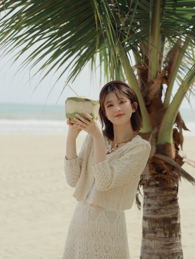 乔欣海边夏日大片好治愈 对镜甜笑清新明媚