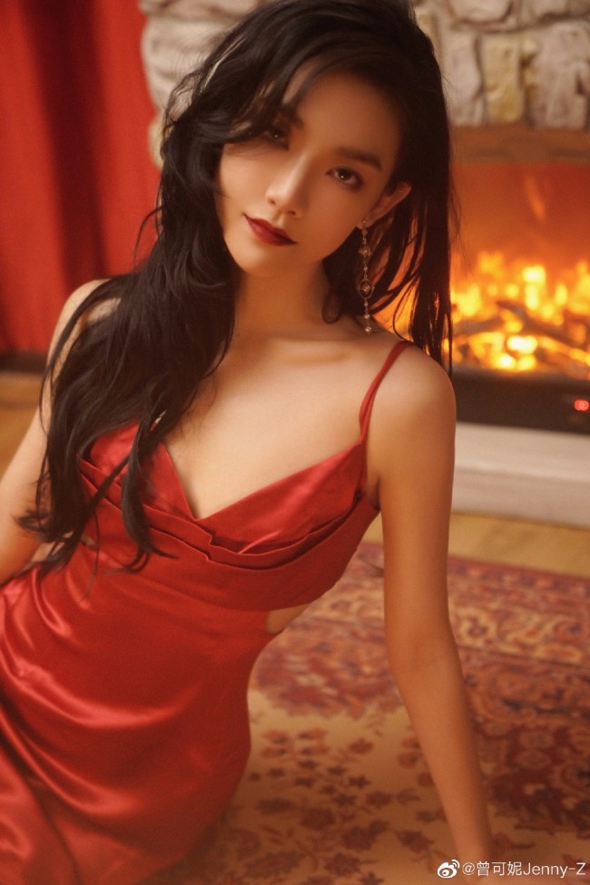 曾可妮穿吊带长裙婀娜性感 好似一支红玫瑰