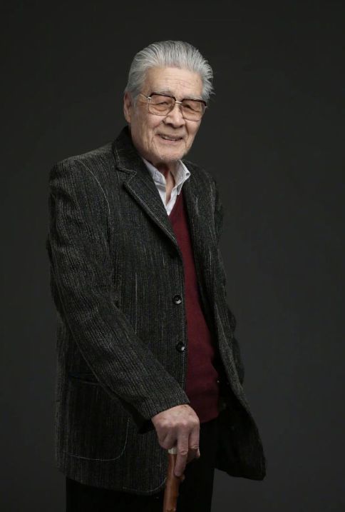 著名表演艺术家蓝天野因病在家中逝世，享年95岁