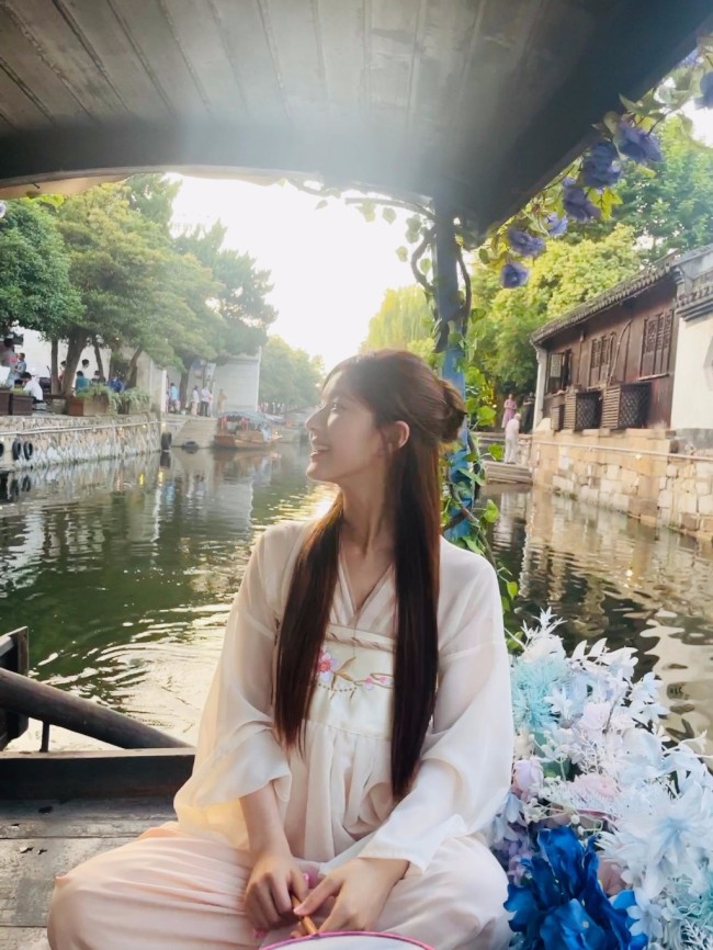 赵露思新剧杀青 穿汉服乘小船游湖温婉动人