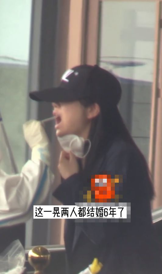 陈晓陈妍希一起做核酸被拍 二人穿搭休闲低调甜蜜