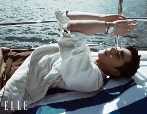 杨洋《ELLE》七月刊封面 夏日航行享受惬意假期