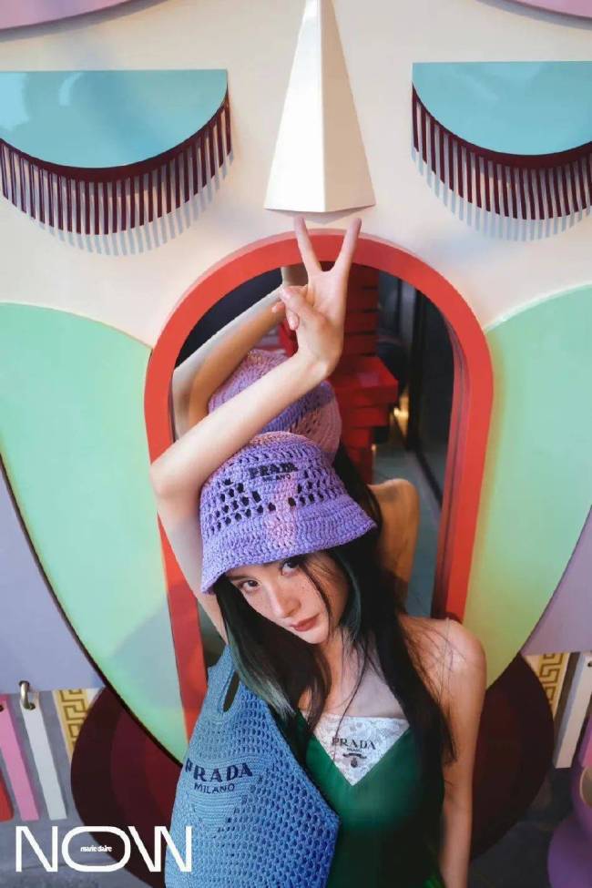 小狐狸的诱惑~杨幂夏日缤纷色彩写真释出