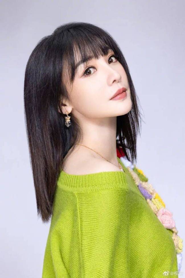 依旧美艳！柳岩新照释出 大秀香肩和腿