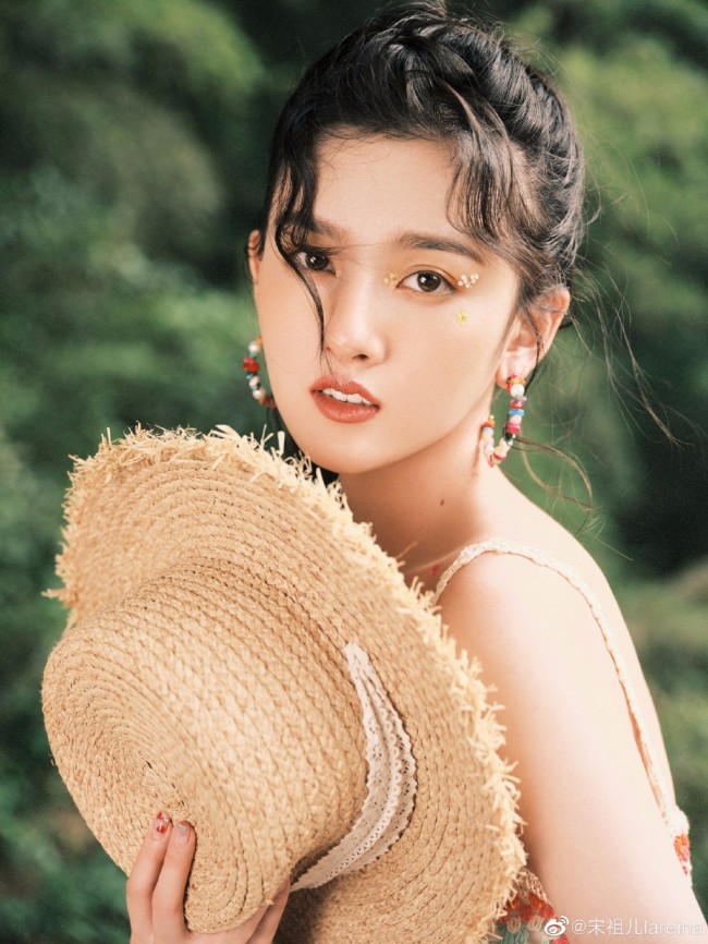 小可爱！宋祖儿拍夏日美照 穿吊带裙特清新