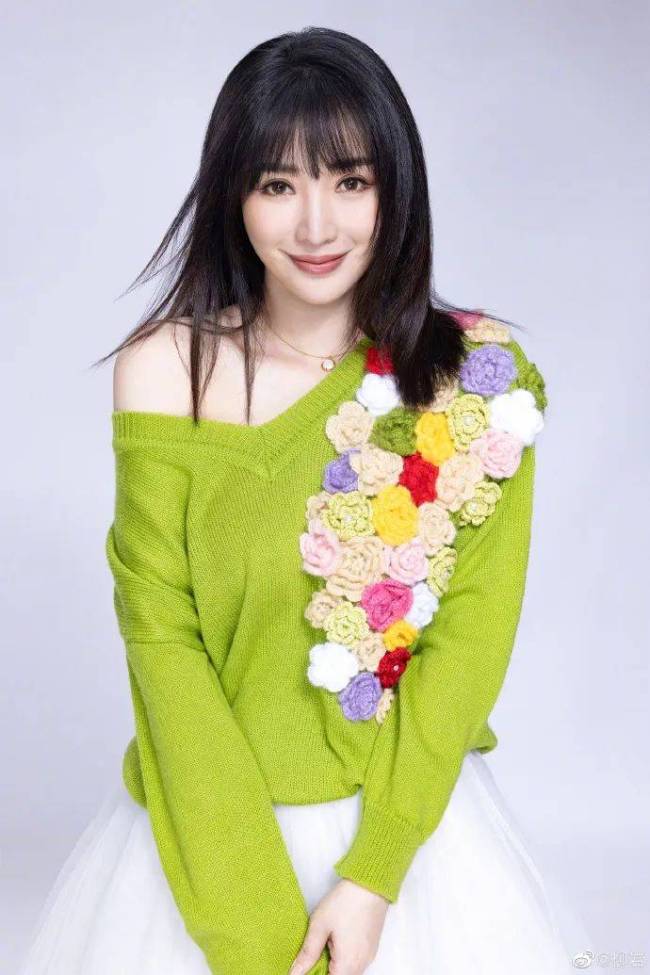 依旧美艳！柳岩新照释出 大秀香肩和腿