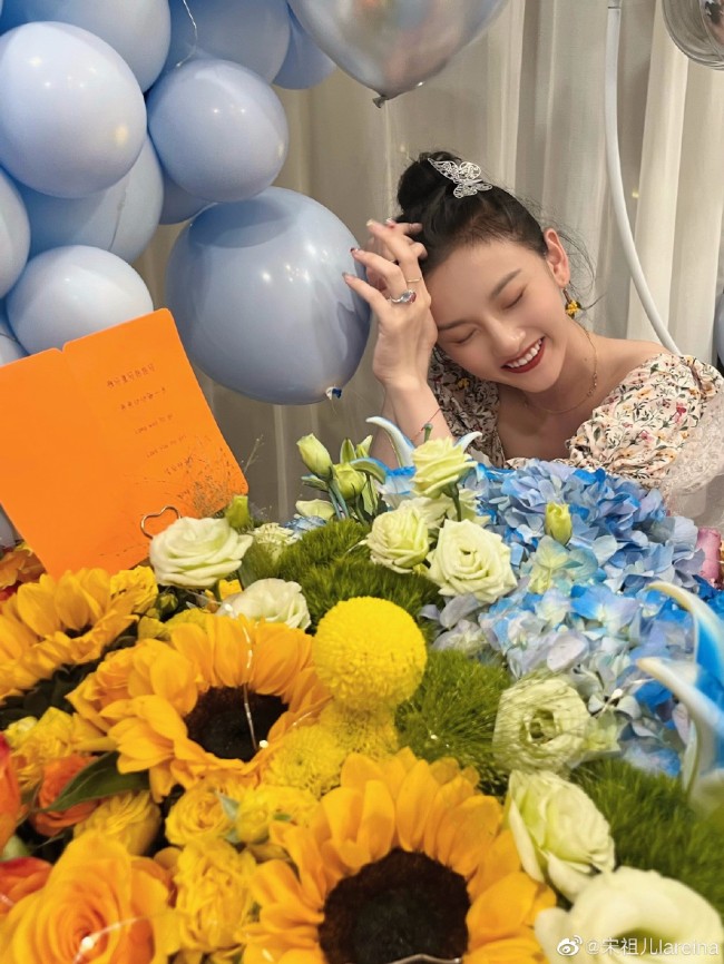 小可爱！宋祖儿拍夏日美照 穿吊带裙特清新