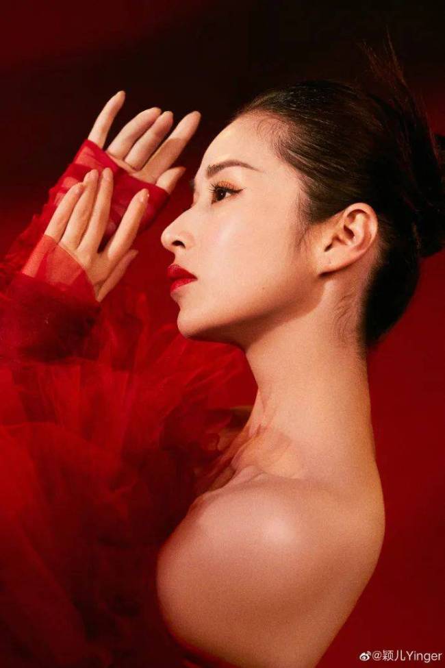 “辣妈”颖儿一袭抹胸红色长裙超美艳
