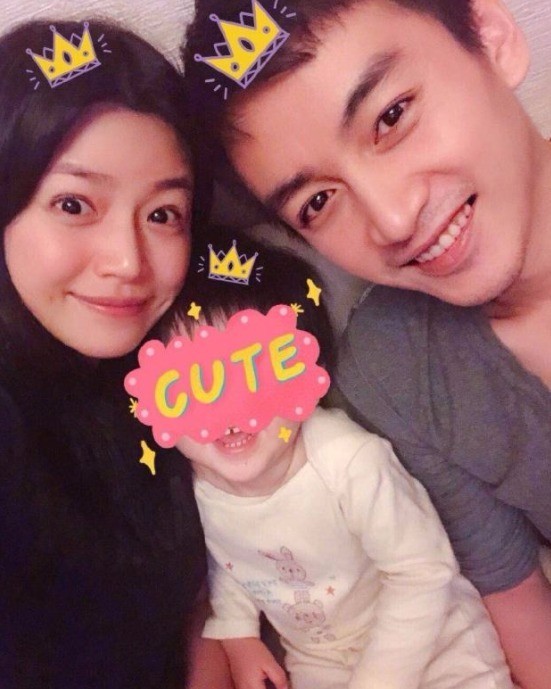 39岁陈妍希穿绿衣配短裙 嘟嘴卖萌扮少女