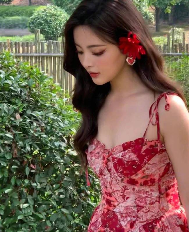 杨超越夏日花丛写真释出 少女的诱惑……