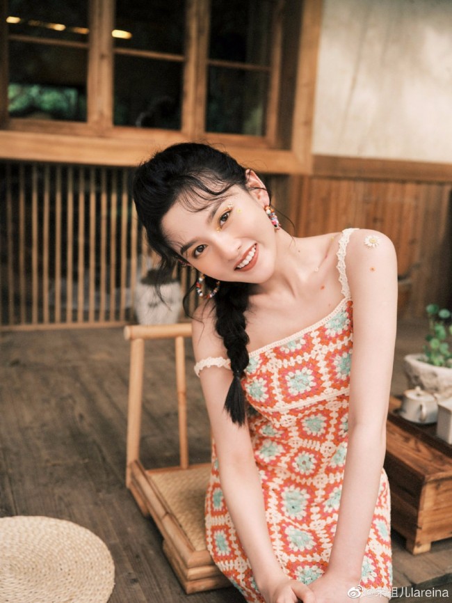 小可爱！宋祖儿拍夏日美照 穿吊带裙特清新