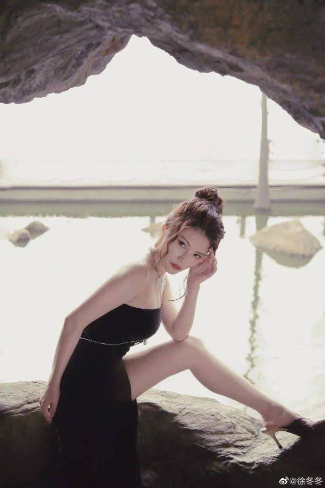 “大嫂”徐冬冬穿抹胸黑裙超妩媚 秀腿超美艳