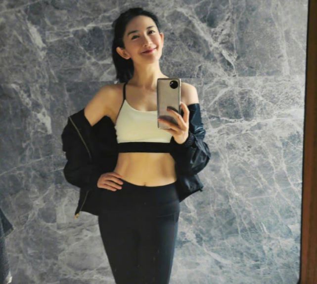 谢娜新书分享小女儿百日宴现场 还罕晒三胎孕肚照