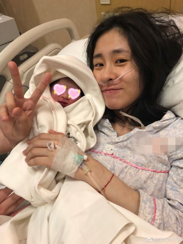 张碧晨澄清生完孩子左耳失聪传闻：和怀孕无关