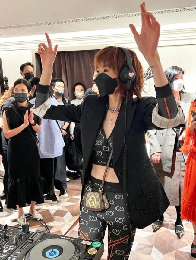 57岁张曼玉久违现身当DJ 谢霆锋郭富城在旁围观