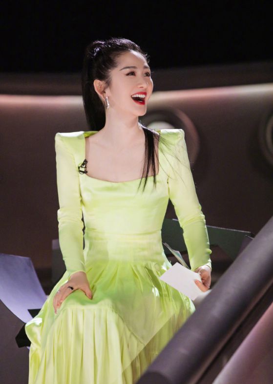 谢娜新书分享小女儿百日宴现场 还罕晒三胎孕肚照