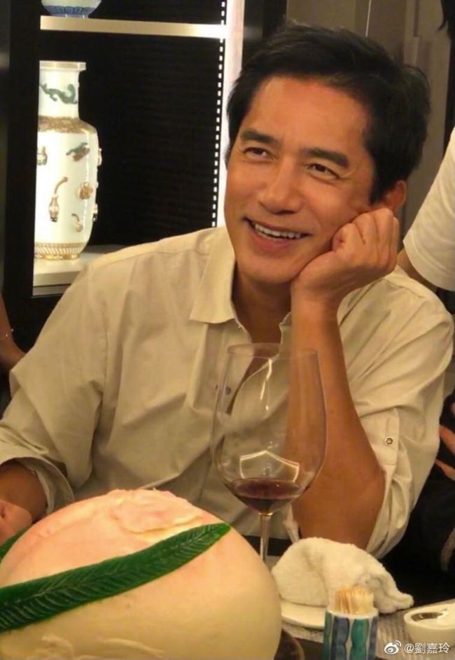 刘嘉玲晒照为梁朝伟庆祝生日 祝老公永远快乐