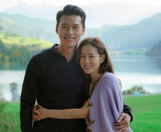 孙艺珍婚后首晒照：与好友畅聊 望着玄彬眼神深情