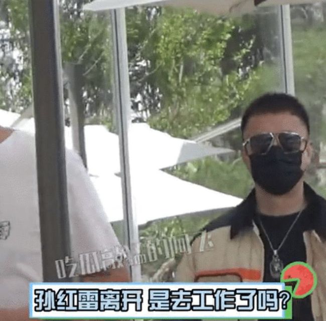 孙红雷与女儿家人游玩 戴墨镜逗孩子走路带风