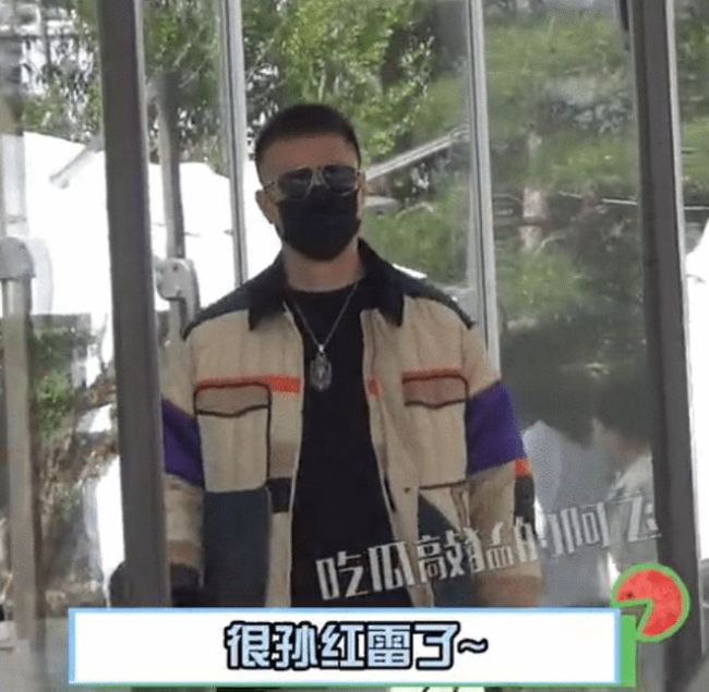 孙红雷与女儿家人游玩 戴墨镜逗孩子走路带风