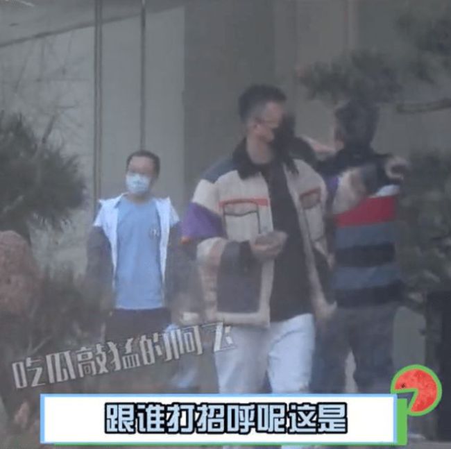 孙红雷与女儿家人游玩 戴墨镜逗孩子走路带风