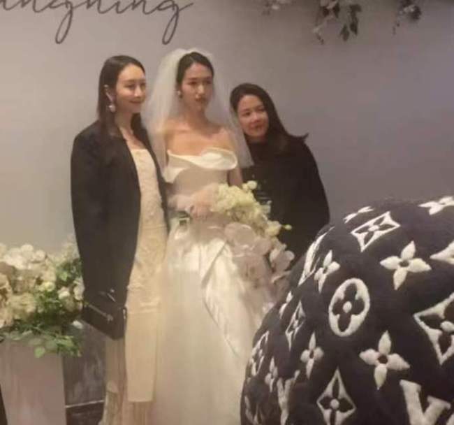 王鸥参加妹妹婚礼却被疑怀孕？知情人：没怀，很瘦