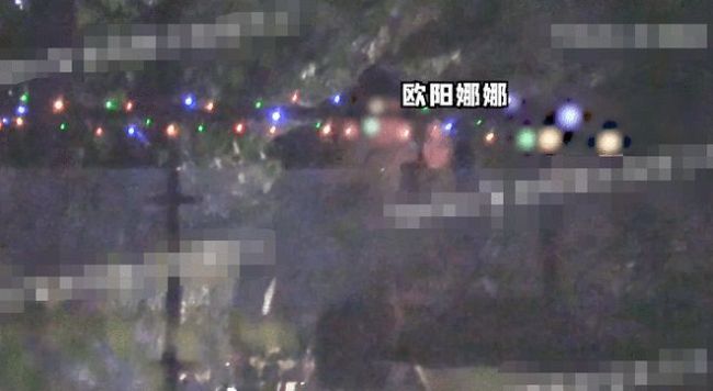 欧阳娜娜与男子搭手闲聊 路边玩滑板全程被搀扶