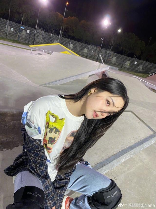 欧阳娜娜与男子搭手闲聊 路边玩滑板全程被搀扶